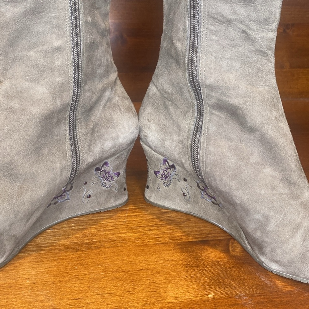Donald J Pliner gray suede tall boots wedge heel purple butterfly embroidery 8.5 - Picture 6 of 17